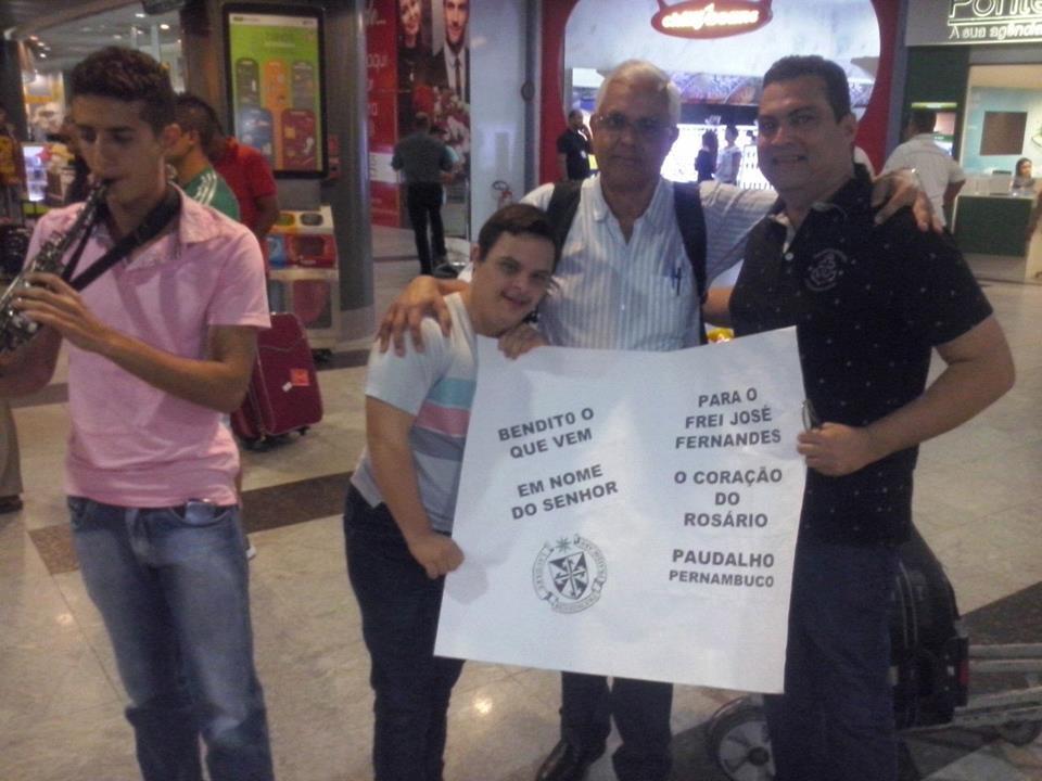 No aeroporto de Recife Frei José Fernandes continua seu relato: Cada noite do tríduo houve a celebração da missa, bem como, à