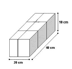 8) A figura mostra um pacote em forma de um prisma retangular reto de dimensões 10 cm, 20 cm e 40 cm, fechado com uma fita adesiva sem sobreposições, conforme indica o desenho abaixo.