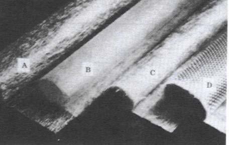 por fibras de vidro numa matriz de poliéster ou de resina epoxídica e por fibras de carbono numa matriz de