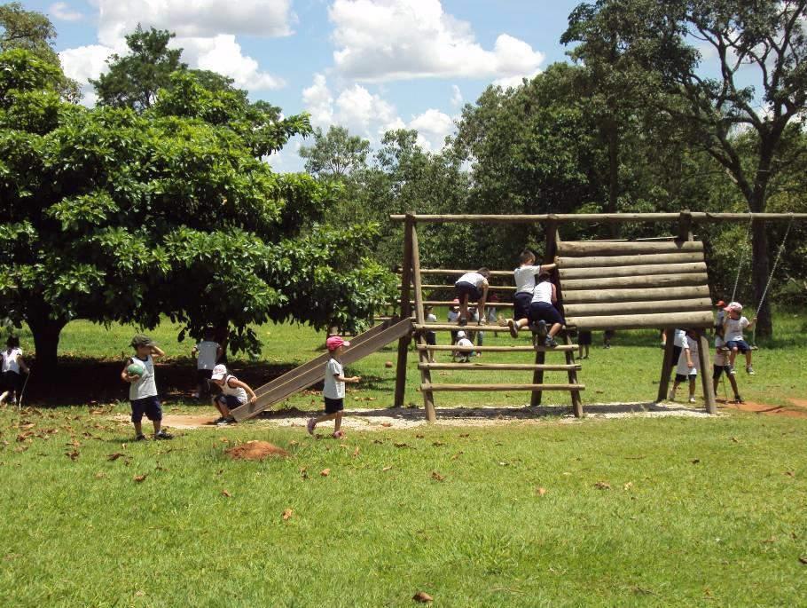 Figura 2. Alunos de EMEI no playground do PEPF ao lado do Arboreto Orlando Prezotto. 6.