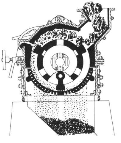 13 FIGURA 3-4 Moinho de Martelos (Wills, 2006) Esse tipo de moinho tem pouca aplicação em usinas de tratamento, uma vez que a maioria das gangas são silicosas, provocando um grande desgaste dos