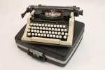 - 23 x 55 x 21 cm 481 :: Máquina de escrever ADLER ferro pintado e metais prateados, séc. XX, faltas e defeitos. Dim.
