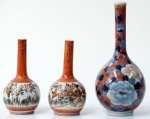 518 :: Três piveteiros porcelana do Japão, decoração policromada "Peónias" e "Figuras orientais", séc. XX, pequenas esbeiçadelas. Dim.