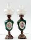 95 x 88 cm Base de licitação: 60 536 :: Par de candeeiros porcelana europeia, tulipas em vidro, séc.
