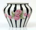 900 :: Cachepot porcelana da Fábrica da Vista Alegre, decoração policromada "Flores", marca nº 31