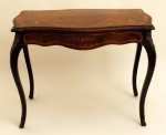 - 77 x 140 x 71 cm 921 :: Mesa de frente de sofá estilo Luís XV, folheada a mogno e nogueira, com embutidos em paucetim e aplicações em bronze,