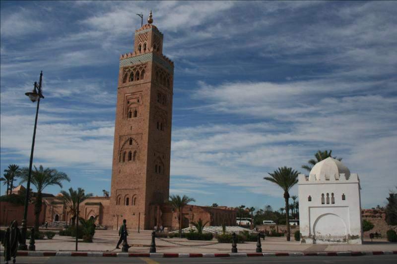 Marrakesh e é visível de várias partes da cidade, com o seu alto minarete de onde sai o som para as