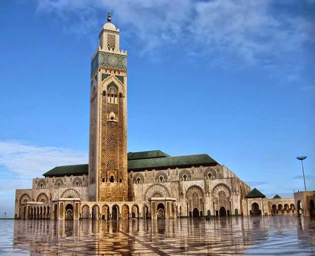 Casablanca Mesquita Hassan II A bela Mesquita Hassan II é uma das atrações de Casablanca, é a maior mesquita do Marrocos e a terceira mais importante da religião islâmica, além disto é a única