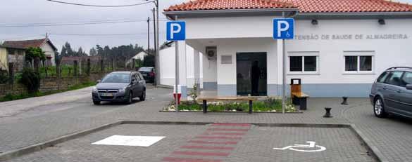 3.4. Estacionamento Deverão ser disponibilizados lugares de estacionamento para pessoas com mobilidade reduzida junto dos locais onde existe uma maior concentração de serviços e locais com