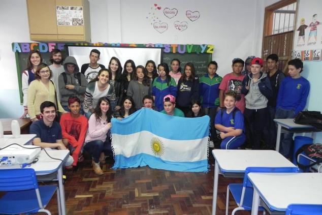 das áreas periféricas da cidade de Passo Fundo; Aproveitando a participação especial no trabalho, com alunos intercambistas da Argentina, foi proposto desenvolver nas escolas, com foco nos alunos do