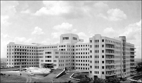 Em 1944 foi fundado seu Hospital-Escola, o famoso