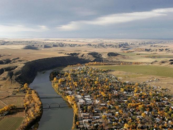 Seu nome faz alusão a um depósito de argila esmectítita na região de Fort Benton, Wyoming (EUA).