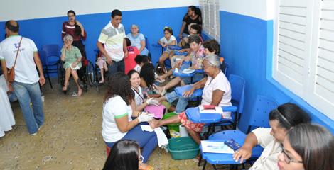 Atendimento à pessoas com deficiência na Clínica de Odontologia - Uniderp Agrárias Atendimento à comunidade durante a Campanha de - Polo Unopar.