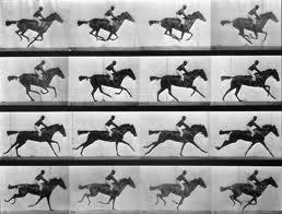 Ilusão de movimento Os fotogramas são fotografias/imagens estárcas; A sucessão de fotogramas reproduzidos à mesma velocidade que foram captados criam a ilusão de movimento Persistência ReRniana; A