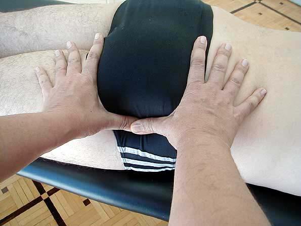 Adutores Paciente em decúbito dorsal Osteopata em finta anterior ao nível do quadril, direção pés do paciente, do lado lesado O