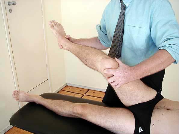 147 Encontrando-se uma restrição do movimento lateral da patela: Osteopata posiciona-se do lado oposto ao lesado.