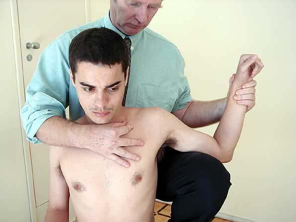 Faz-se a abdução do ombro a 90, coloca-se o cotovelo do paciente sobre o joelho do osteopata. O úmero deve estar ao nível do eixo longo da clavícula.