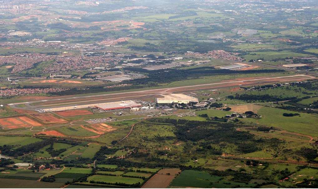 P á g i n a 56 Vista do Aeroporto de Viracopos A visita foi completa e possibilitou aos alunos conhecer o Terminal de Logística de Carga de Importação e Exportação, que possui uma área de mais de 81