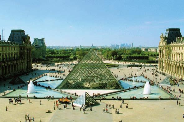 Além dela, existem ainda mais quatro pirâmides, sendo uma delas invertida. A grande pirâmide é uma estrutura de vidro e metal contemporânea que contrasta com a construção clássica do museu.