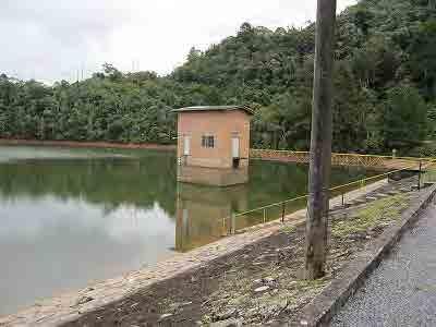 652,0m Controle de Controle em qualquer posição de comporta abertura com painel de controle local com energia elétrica Altitude da crista EL.