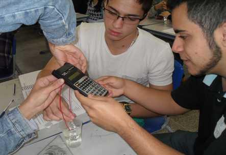 Figura 3: alunos da turma 302 montando o material disponibilizado para a construção do experimento.