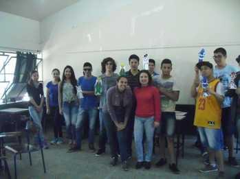 Figura 2: Educandos da turma 105, do1 ano do ensino médio, da E.E.E.M João Pedro Nunes, exibindo o troféu do sistema dos sentidos, após vencer uma rodada.