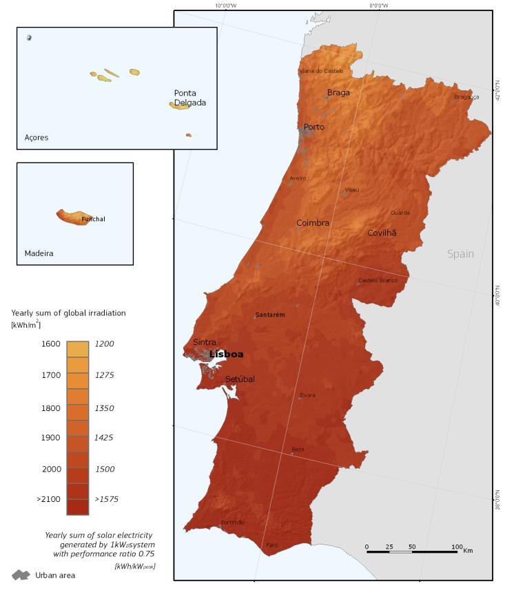 a) b) Figura 1 Irradiação global e potencial de eletricidade gerada em Portugal 13 : a) no plano horizontal; b) no plano com inclinação ótima (EU JRC, 2014) A tecnologia mais usual para a tecnologia