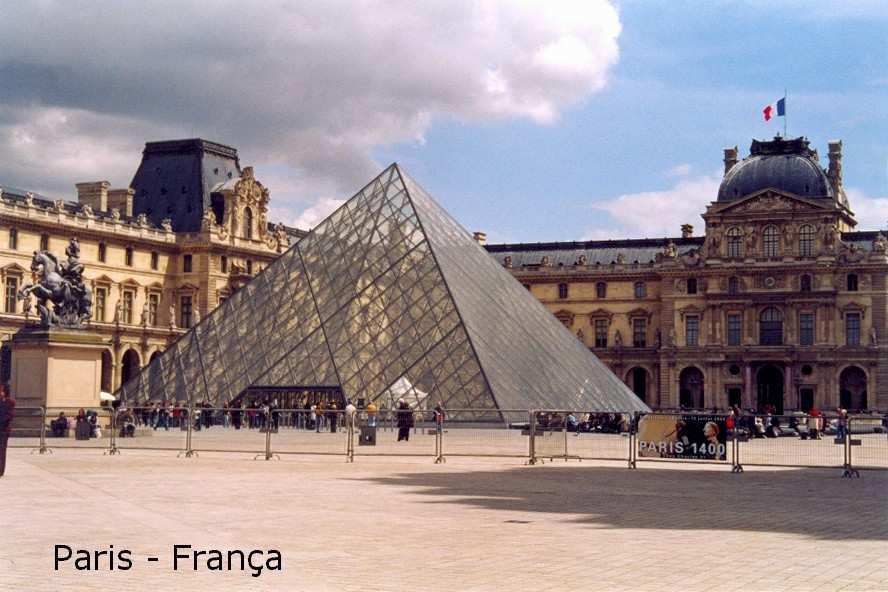 MATEMÁTICA QUESTÃO A figura abaixo mostra uma vista parcial do Museu do Louvre em Paris, em cuja entrada foi construída uma enorme pirâmide de vidro que funciona como acesso principal.