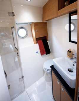 Faeton 380 HT PARA OS PERNOITES Bem acabada, a cabine tem ótimo volume interno, com banheiro amplo para o porte do barco e com boxe para banho.
