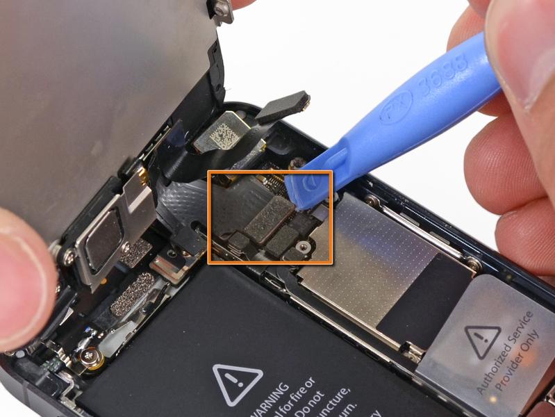 Substituição do painel dianteiro do iphone 5 Passo 15 Use uma ferramenta de abertura de plástico para desconectar os três cabos do conjunto painel