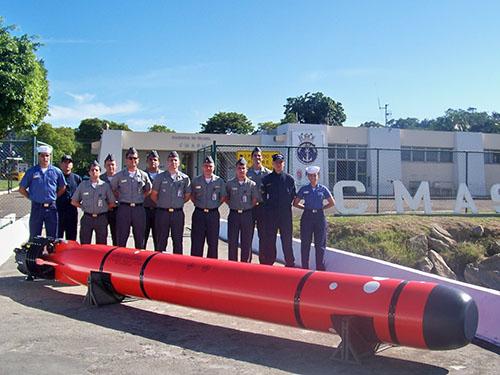 Centro de Armas Submarinas da Marinha recebe mock-up dos torpedos F-21 O Centro de Mísseis e Armas Submarinas da Marinha (CMASM) recebeu, em 2 de maio, dois mock-ups (modelo em escala) dos torpedos