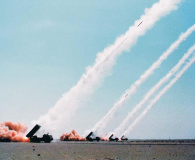 Bateria de Astros II do Iraque disparando contra posições inimigas nos anos 1980. Abaixo, diagrama mostrando uma bateria de Astros II da primeira versão com os veículos Brucutu.