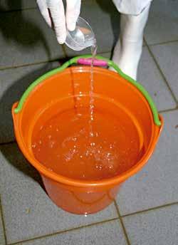 detergente para 5 litros de água 2 - Jogue o detergente em um balde com 5