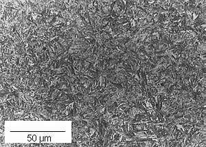 BAINITA Para temperaturas entre 300ºC e 540ºC, a bainita se forma como uma série de agulhas de ferrita separadas por partículas