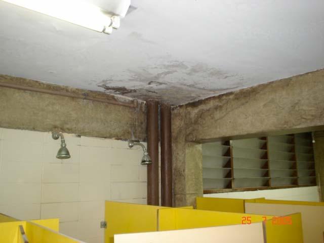 Figura 11: Infiltração em laje de concreto armado com perda de cobrimento inferior na edificação do SESC de Madureira, Rio de Janeiro, Brasil.