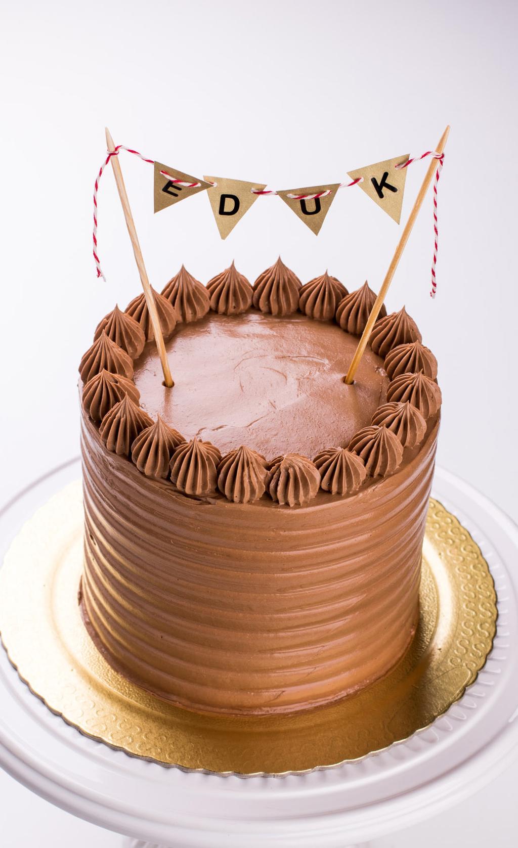 - 12 - Montagem do bolo coberto com textura Nivele os bolos cortando os topos com uma faca ou com um nivelador de bolos Coloque um bico perlê 1A em um saco de confeitar e preencha com o buttercream