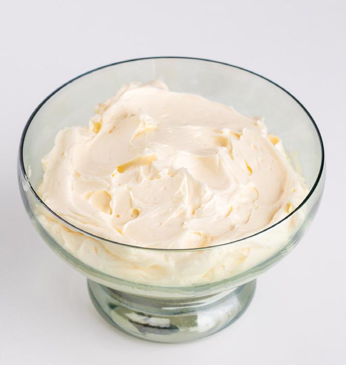 - 6 - Cobertura de buttercream de merengue suíço clássico 125 ml de claras 200 g de açúcar refinado 450 g de manteiga sem sal macia ao toque Extrato de baunilha a gosto Coloque as claras e o açúcar