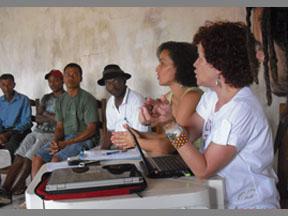 ENCONTROS PÚBLICOS KOINONIA reúne com quilombolas e parceiros no Baixo Sul KOINONIA participou no dia 23 de novembro, na sede do STR de Camamu, de encontro convocado pelo Núcleo Executivo do