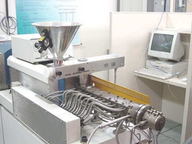 66 enxertado, foram realizadas no reômetro de torque, utilizando-se amostras na forma de pó e grãos. Por meio dessa técnica foi investigada a processabilidade do LLDPE misturado com o PTFE enxertado.