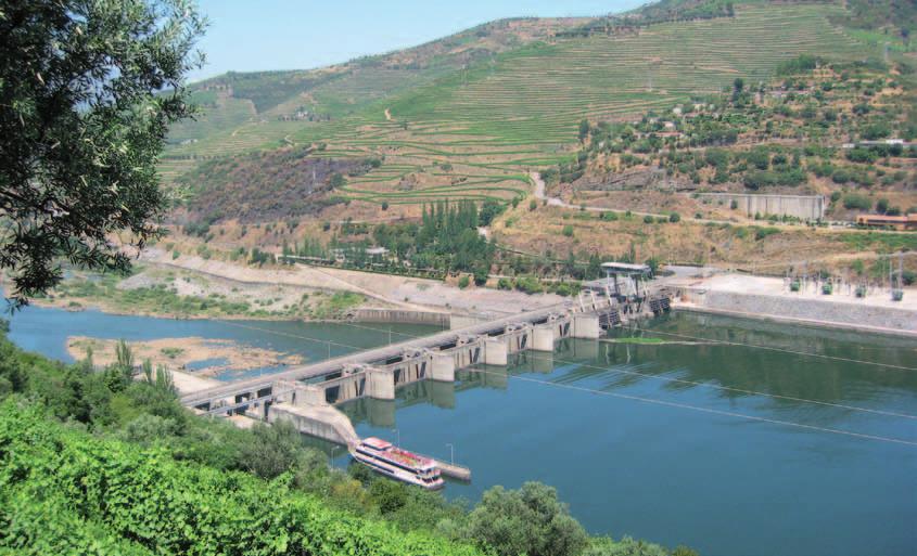 36 ao encontro da margem esquerda. Integra também o centro electroprodutor a subestação, situada numa plataforma na margem direita, a montante da barragem.