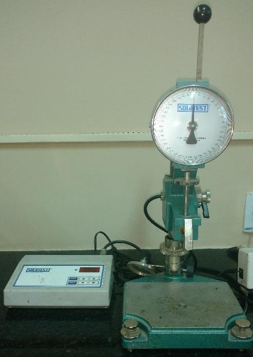 agulha de massa padronizada (100 g) penetra verticalmente numa amostra de