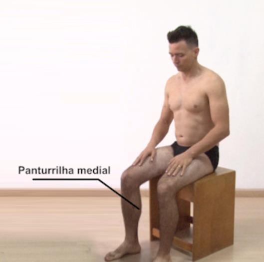 53 Panturrilha medial Para a medida da dobra cutânea de panturrilha medial o avaliado deverá posicionar-se sentado, com o quadril e os joelhos flexionados a 90 graus, os pés apoiados no solo e com