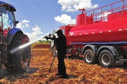 Irriga por aspersão nas áreas de plantio ou na manutenção de gramados e canteiros ou viveiros de mudas.