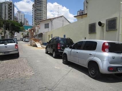 Rua Ulisses Esteves Costa, rua de mão dupla, os veículos da direita encontramse