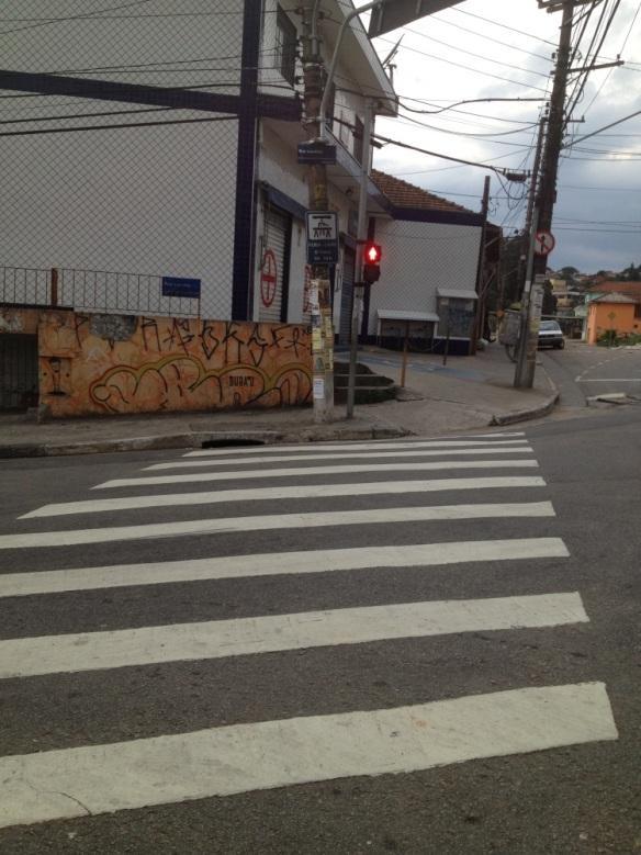 Travessia com semáforo com foco de pedestres na Rua Lavrinha na esquina com a Avenida