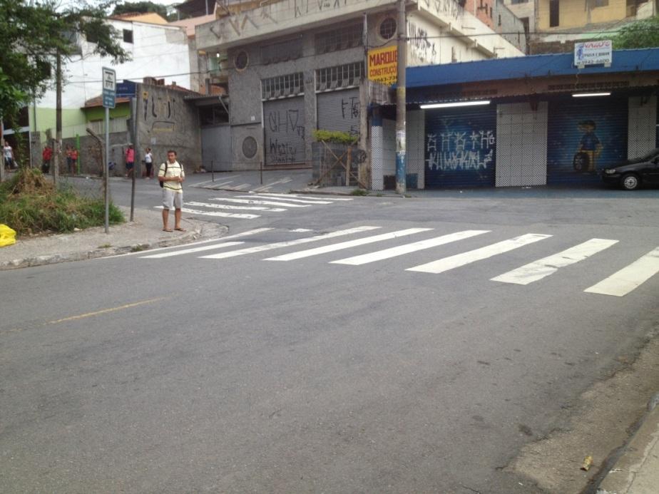 pedestres no passeio. Esquina da Rua Lavrinha com a Rua Dr.