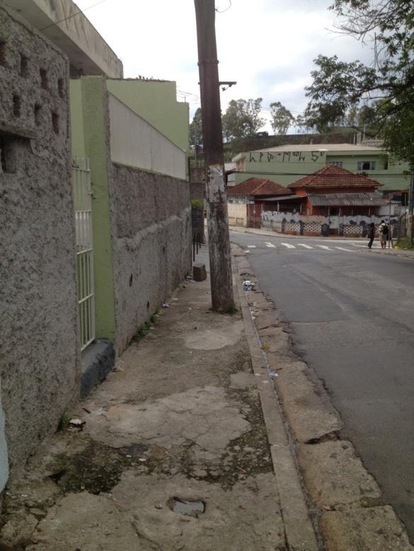 Trecho do obstruído do passeio da Rua Dr.