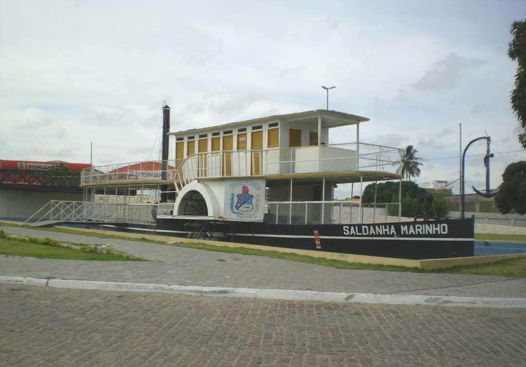 Estrada de Ferro Paulo Afonso que ligava o Porto de Jatobá em Pernambuco a Piranhas em Alagoas, de onde a navegação fluvial continuava até o Oceano Atlântico.