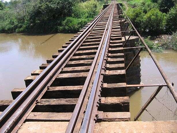 Ponte da VFCJ sobre o Rio