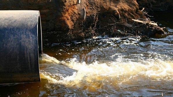 7. REFERÊNCIAS Imagem 9: Indústrias poluindo os rios com produtos químicos. MURAKAMI, Luciana Molinari. A utilização de água de maneira sustentável em residências unifamiliares.